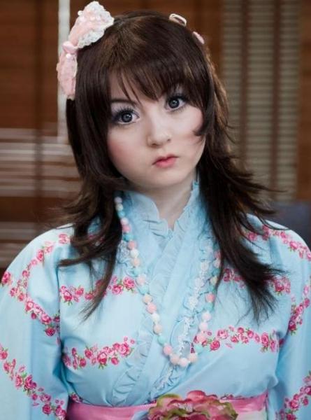 英國15歲瓷娃娃少女爆紅網絡，專家擔心潮流使青少年早熟