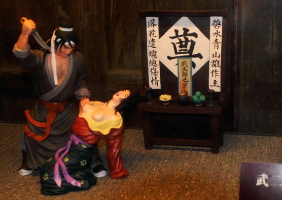 武二郎殺嫂祭兄，臺(tái)兒莊古城景區(qū)建武松殺嫂祭兄雕塑，潘金蓮胸部竟全裸惹爭議