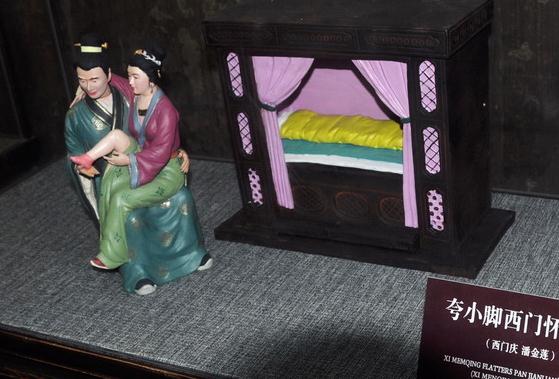 臺(tái)兒莊古城景區(qū)建武松殺嫂祭兄雕塑，潘金蓮胸部竟全裸惹爭議