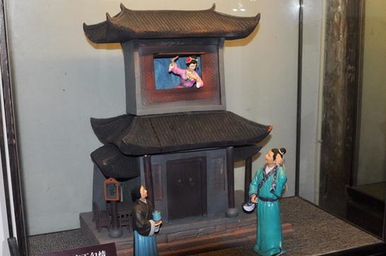 西門慶簾下勾情，臺(tái)兒莊古城景區(qū)建武松殺嫂祭兄雕塑，潘金蓮胸部竟全裸惹爭議