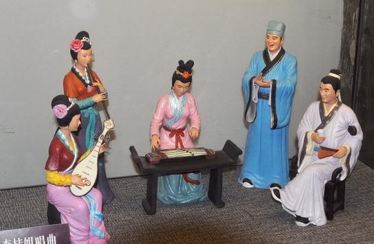 獻(xiàn)殷勤李桂姐唱曲，臺(tái)兒莊古城景區(qū)建武松殺嫂祭兄雕塑，潘金蓮胸部竟全裸惹爭議