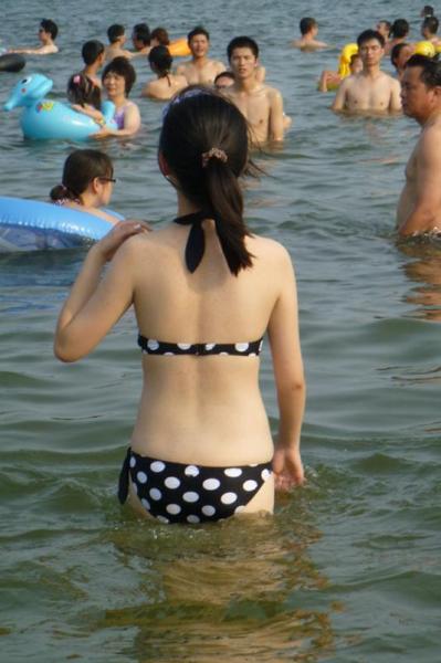 是金子總會發光，是美女就會引狼，游泳池來了白皙性感美女