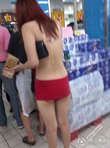 碉堡了！武漢紅鋼城超市暴露裸女露臀裝頻出沒(méi)，又換新戰(zhàn)衣