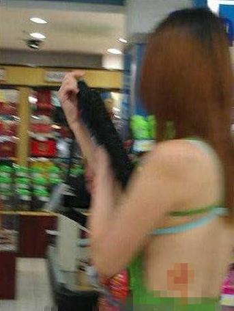 碉堡了！武漢紅鋼城超市暴露裸女露臀裝頻出沒(méi)，又換新戰(zhàn)衣