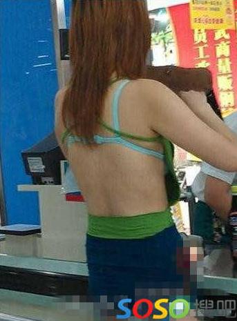 碉堡了！武漢紅鋼城超市暴露裸女露臀裝頻出沒(méi)，又換新戰(zhàn)衣
