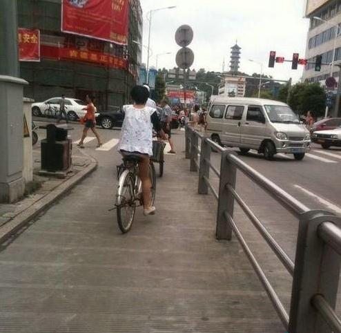 沒有穿褲子的女人：哎！閨女沒穿褲子就騎自行車上街了
