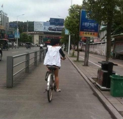 沒有穿褲子的女人：哎！閨女沒穿褲子就騎自行車上街了