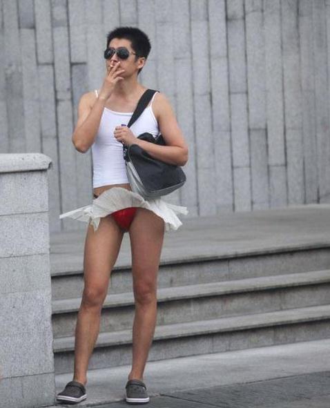 上海街頭一男子穿超短裙，尼瑪我瞬間凌亂了