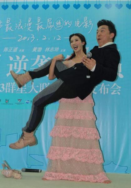 宅男女神林志玲當(dāng)眾抱起黃渤，笑稱“這下有版面了吧”(圖)