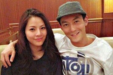 曝陳冠希向22歲新歡求婚成功，婚禮日期已定2013年成親，助理回應(yīng)稱假消息