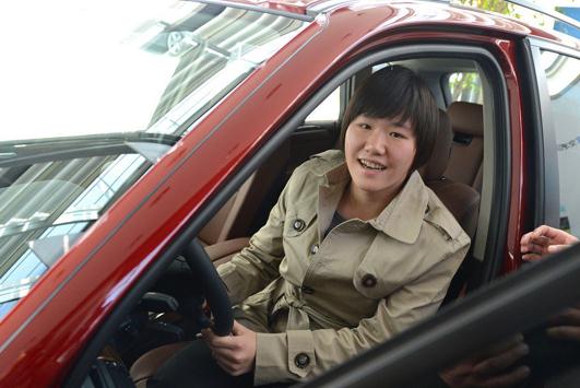 葉詩文獲贈寶馬X5轎車，未到駕齡有車也不能開
