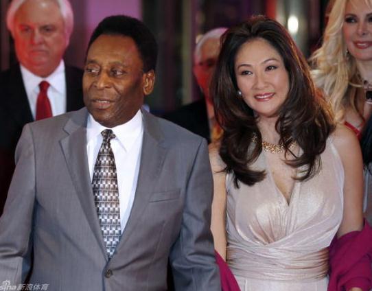 72歲球王貝利攜日本嬌妻現身 球王：她是我最后1射