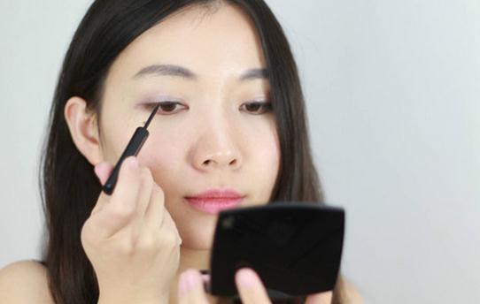 完美出行眼線很重要！眼妝的畫(huà)法