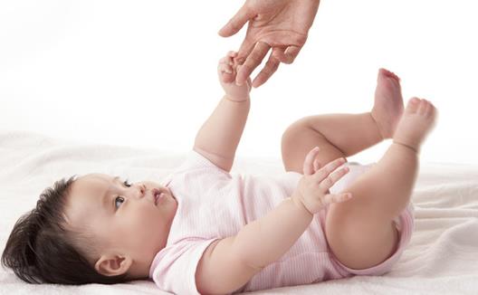 新生兒易嘔吐？如何應對寶寶頻繁嘔吐？
