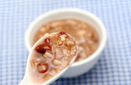 女性養(yǎng)顏補(bǔ)血應(yīng)該吃什么食物？