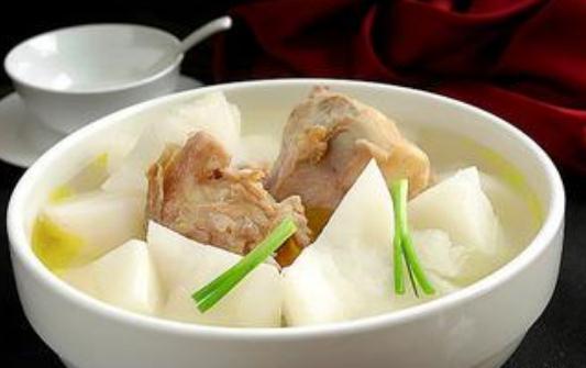 喉嚨疼痛怎么辦？吃點(diǎn)生梨補(bǔ)充水分