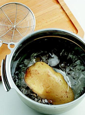 土豆怎么去皮？土豆去皮方法，怎樣給土豆去皮妙招：冷熱水浸泡法去土豆皮