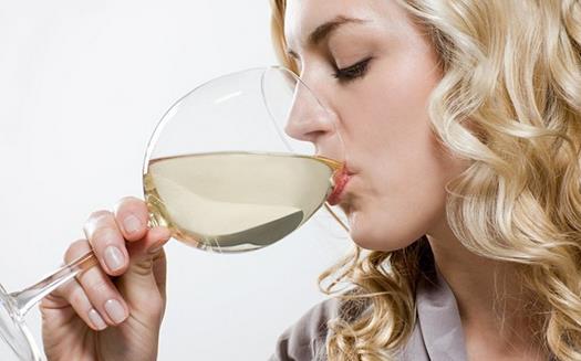女人應酬喝酒傷身 喝酒前后怎么吃防醉
