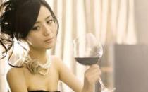 女人經期可適量喝紅酒 但醉酒容易導致肝損傷