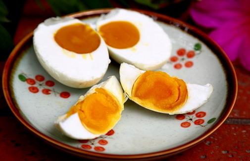 咸鴨蛋有什么營養(yǎng)價(jià)值？食用咸鴨蛋的注意事項(xiàng)