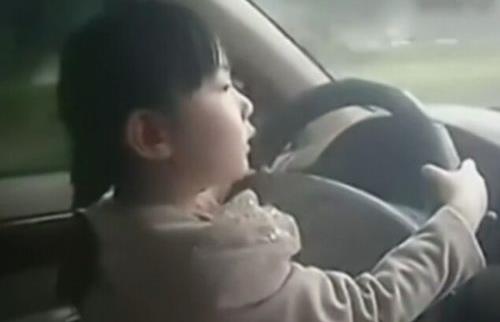 5歲女孩開車上路？孩子出行安全提示