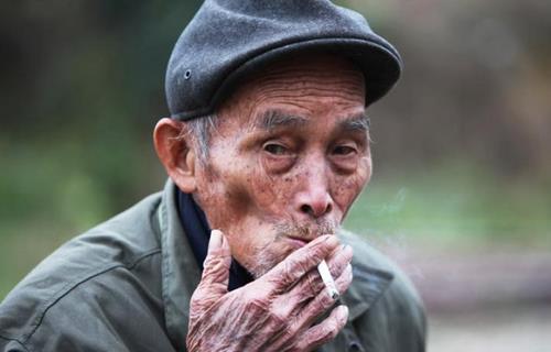 老人吸煙太多會(huì)有哪些危害