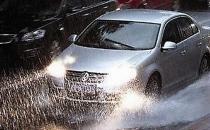 下雨天開(kāi)車(chē)如何除霧安全行駛