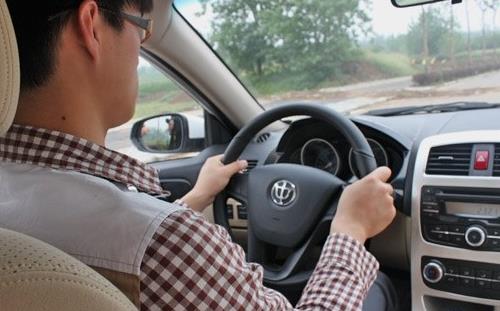 開車眼睛疲勞要學會8招緩解