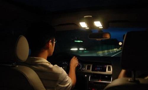 開(kāi)車男開(kāi)車壞習(xí)慣危害健康