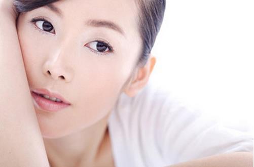 摸臉會(huì)長(zhǎng)痘？調(diào)養(yǎng)祛痘有妙方