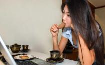 電腦美女月經不調需要及時補肝
