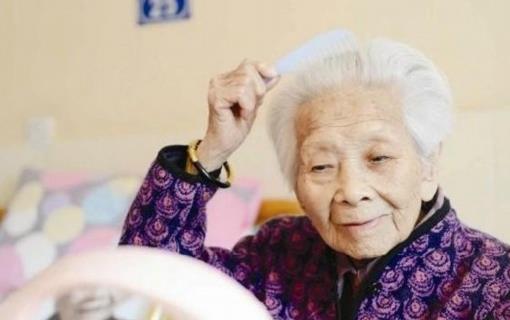 老人經常梳頭有什么好處
