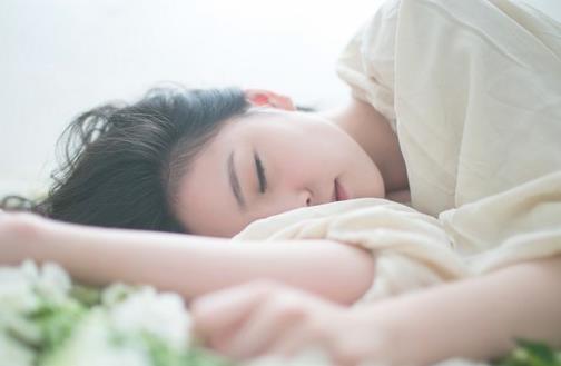 蓋厚被子容易得肩周炎？預防它注意這五點