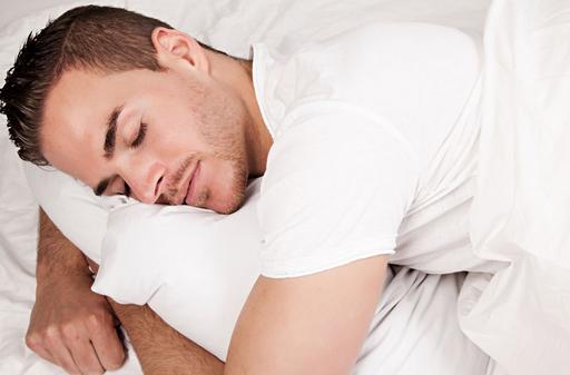 男人睡姿發出特殊健康信號
