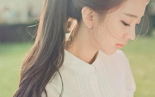 愛情里女人應(yīng)該主動些還是含蓄些？