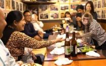 日本最火爆的餐廳之一 猴子當服務生，報酬只要香蕉