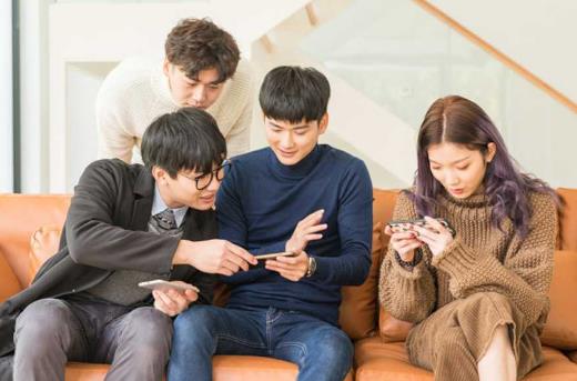總玩手機脖子痛？手指痛？你可能是得了“手機病”