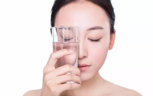 給皮膚補水 補水應(yīng)知