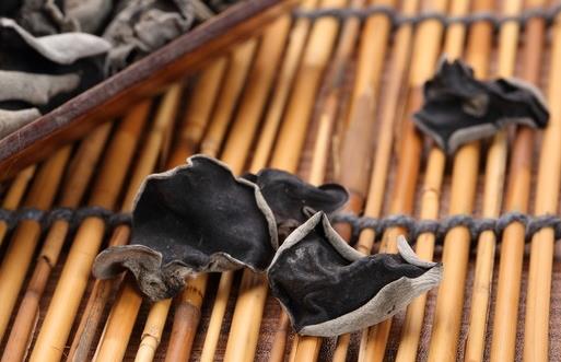 如果你媽也舍不得扔過期食品，那她也許是有科學依據的