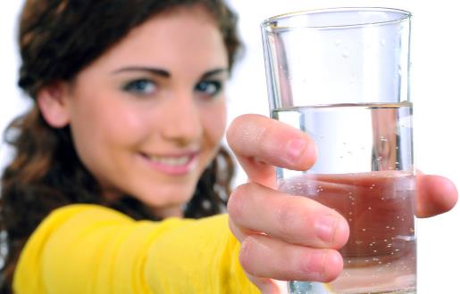 使用飲水機和電熱水壺喝水，哪種比較健康衛(wèi)生