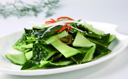 吃黃瓜用削皮嗎？三種蔬菜皮一起涼拌吃，清熱利濕、幫助