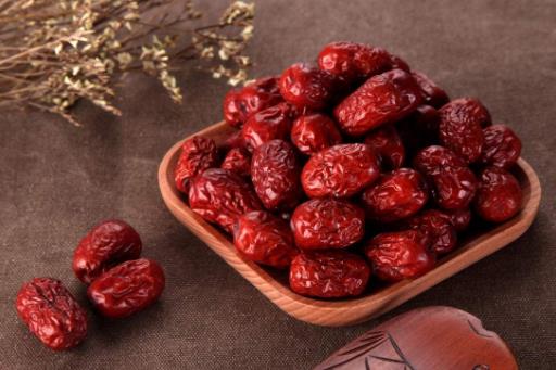 紅棗應(yīng)該生吃還是熟吃？營(yíng)養(yǎng)專家提醒：腸胃不好的人，別