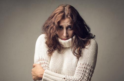 女性冬季手腳冰涼，是氣血不足還是體虛？這是女性對寒冷