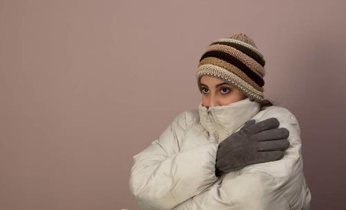 女性冬季手腳冰涼，是氣血不足還是體虛？這是女性對寒冷