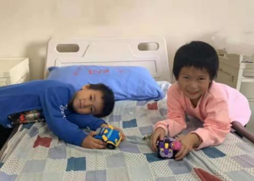 孩子看東西瞇眼、歪頭就是近視？可能是先天性白內障在搞鬼