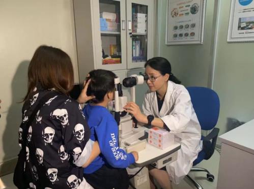 孩子看東西瞇眼、歪頭就是近視？可能是先天性白內障在搞鬼
