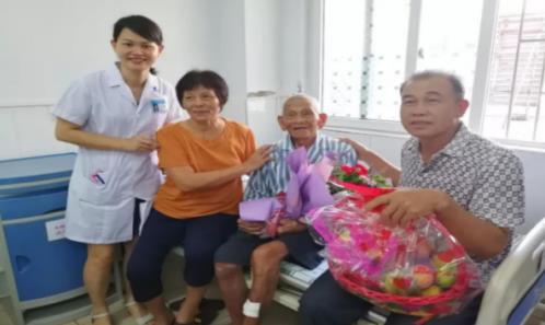愛爾眼科白內(nèi)障手術(shù)患者年齡相隔一個世紀