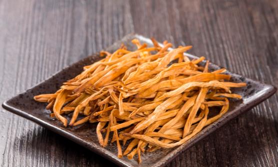 黃花菜被稱為“健腦菜”，好處多，但有禁忌，吃不對(duì)或會(huì)引起中毒