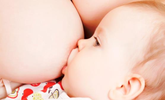 寶寶吃母乳身體發抖咋回事 母乳喂養時的注意事項