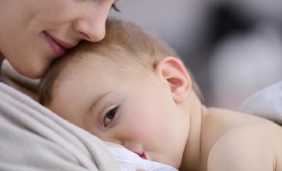 寶寶吃母乳身體發抖咋回事 母乳喂養時的注意事項